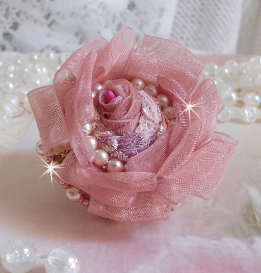 Douceur Poudrée Haute-Couture-ring laget med veldig fine blonder, Old Rose Antique Organza-bånd, Swarovski-krystaller og Miyuki frøperler.