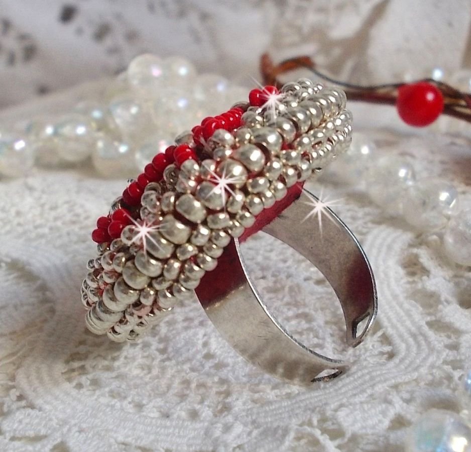 Drigon Red ring brodert med en rød Swarovski krystall cabochon, sølv rammer og seed perler
