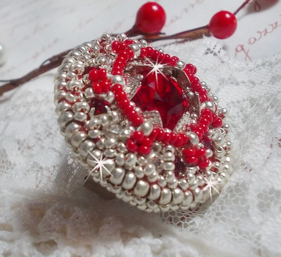 Drigon Red ring brodert med en rød Swarovski krystall cabochon, sølv rammer og seed perler