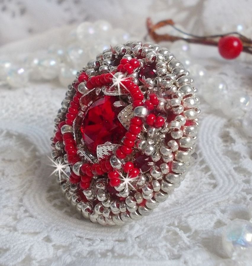 Drigon Red ring brodert med en rød Swarovski krystall cabochon, sølv rammer og seed perler