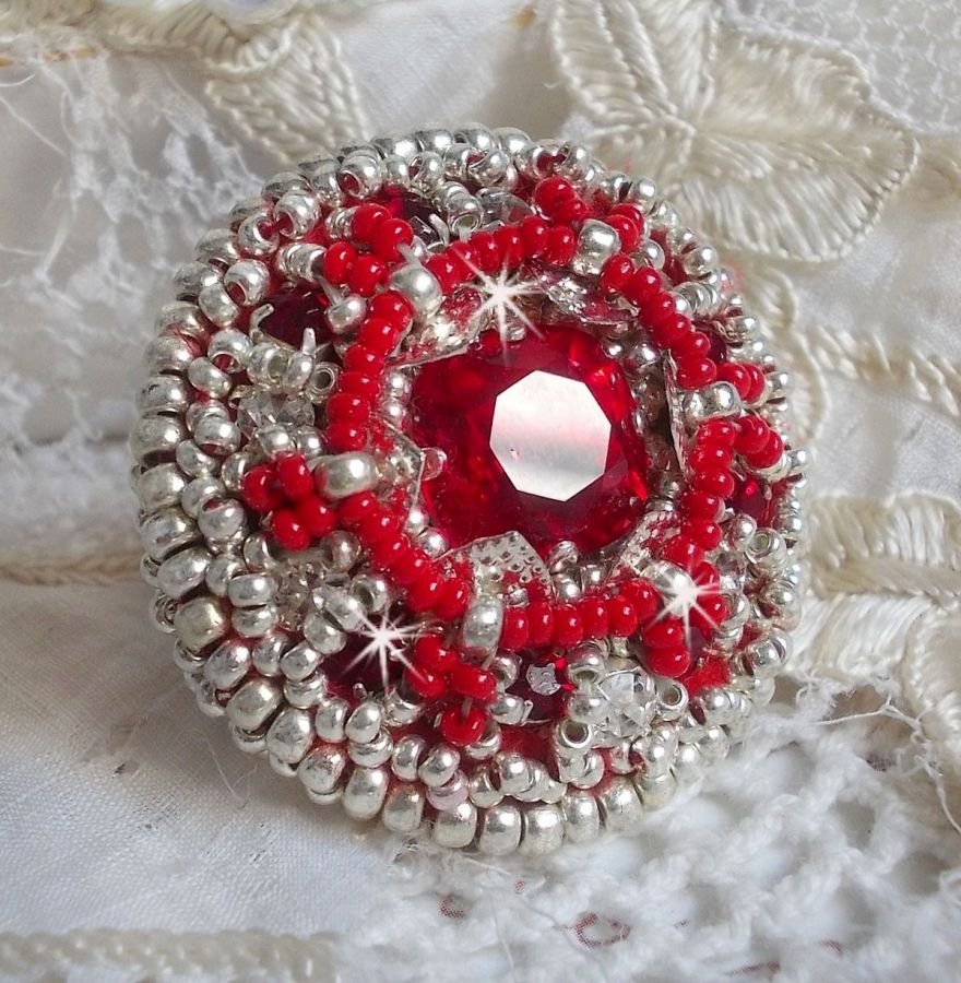 Drigon Red ring brodert med en rød Swarovski krystall cabochon, sølv rammer og seed perler