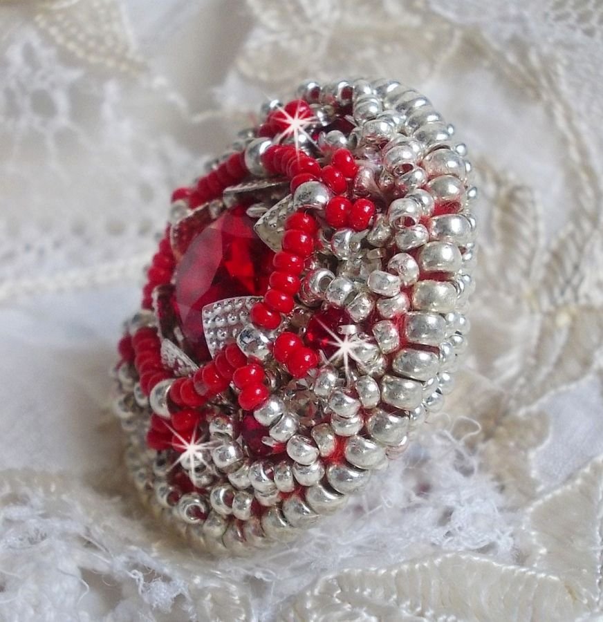 Drigon Red ring brodert med en rød Swarovski krystall cabochon, sølv rammer og seed perler