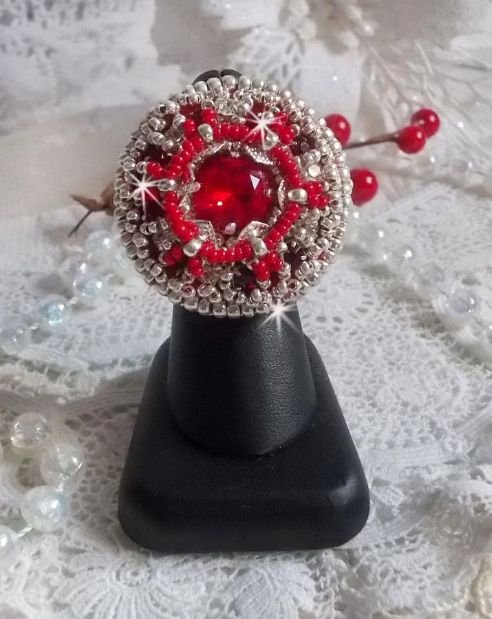 Drigon Red ring brodert med en rød Swarovski krystall cabochon, sølv rammer og seed perler