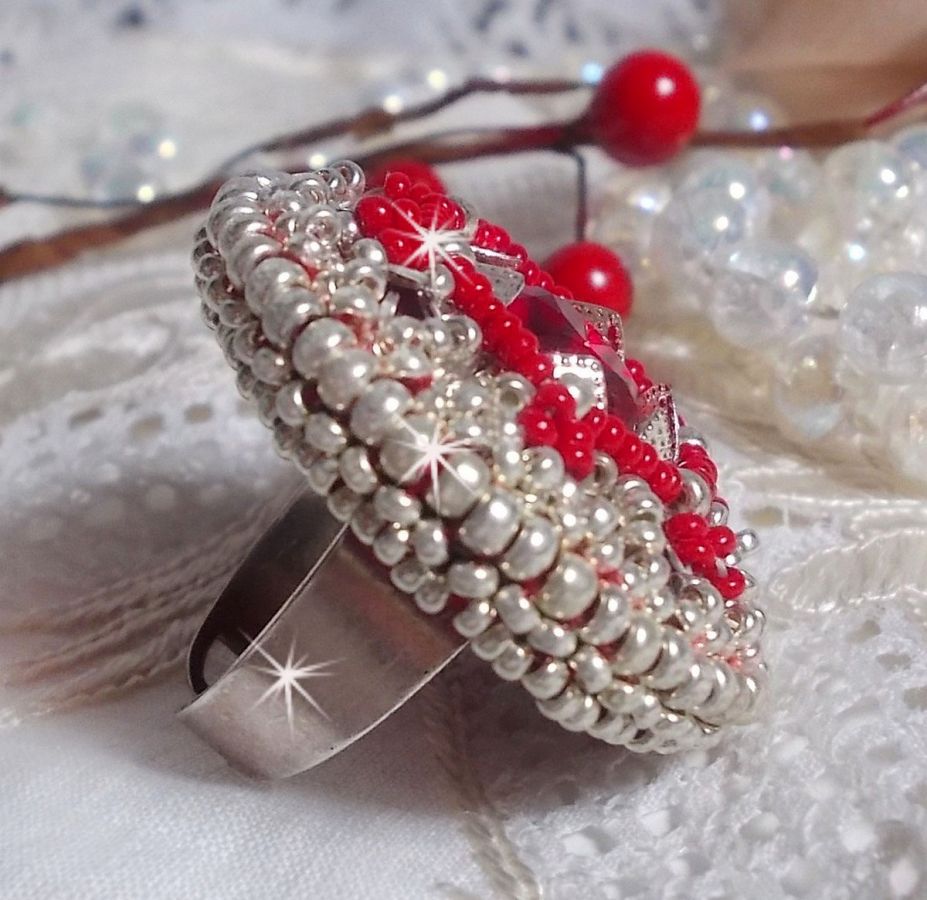 Drigon Red ring brodert med en rød Swarovski krystall cabochon, sølv rammer og seed perler