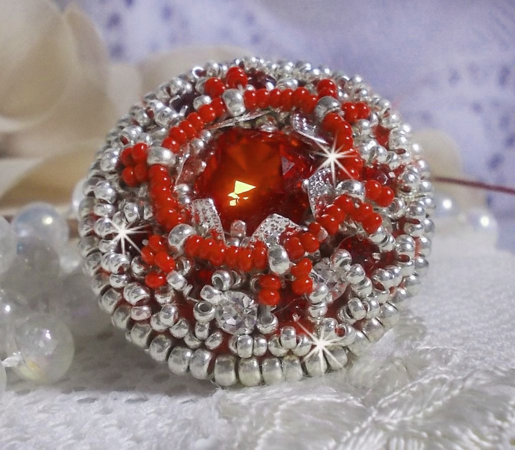 Drigon Red ring brodert med en rød Swarovski krystall cabochon, sølv rammer og seed perler