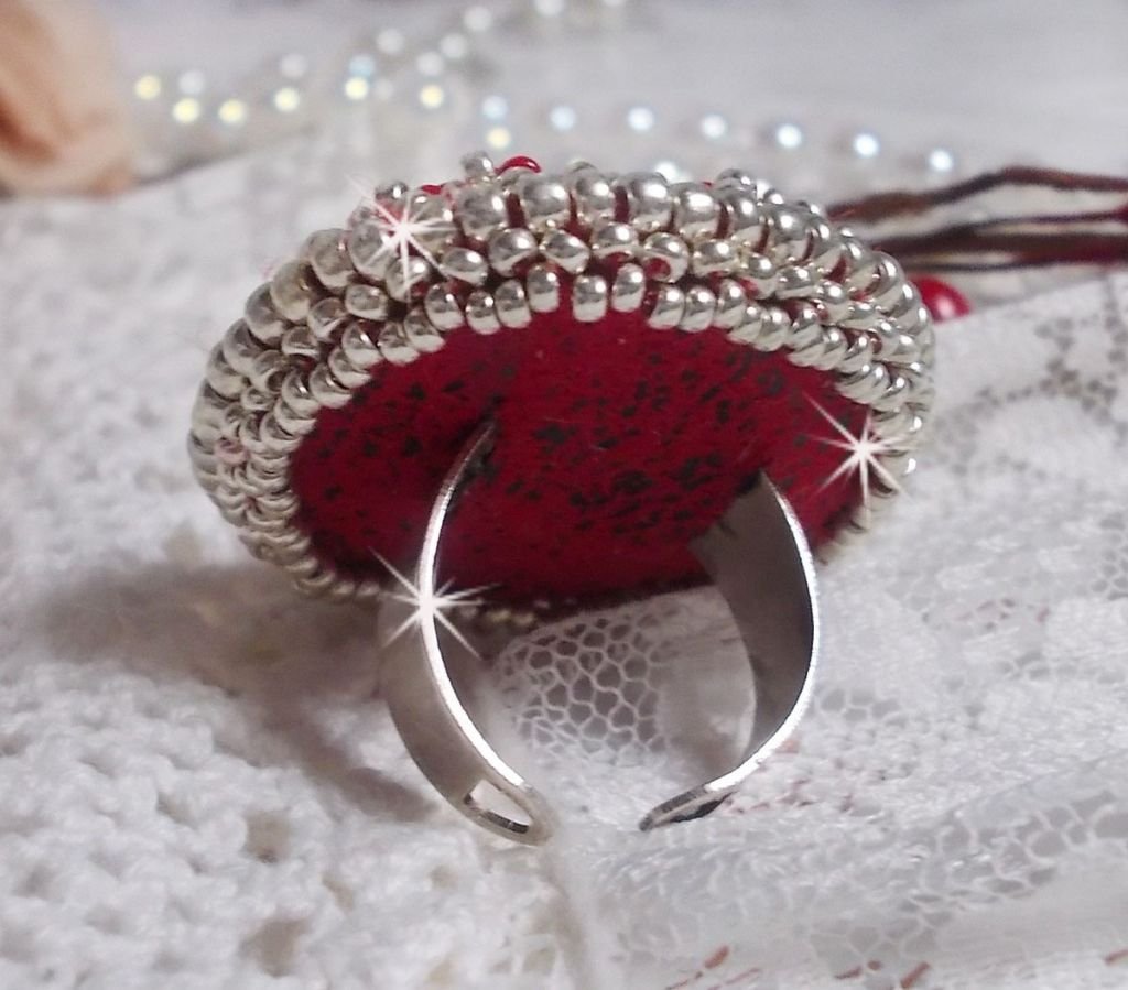 Drigon Red ring brodert med en rød Swarovski krystall cabochon, sølv rammer og seed perler