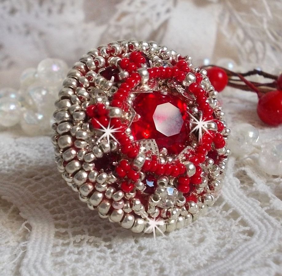 Drigon Red ring brodert med en rød Swarovski krystall cabochon, sølv rammer og seed perler
