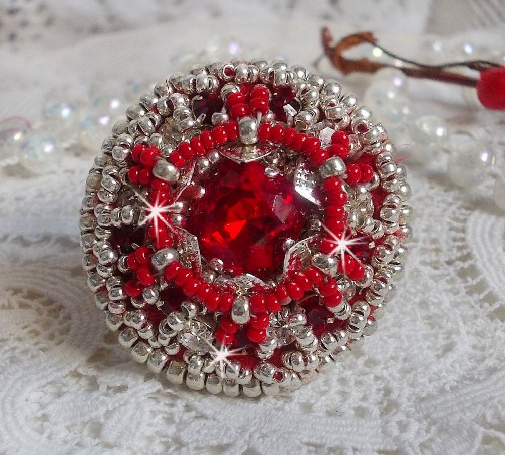 Drigon Red ring brodert med en rød Swarovski krystall cabochon, sølv rammer og seed perler