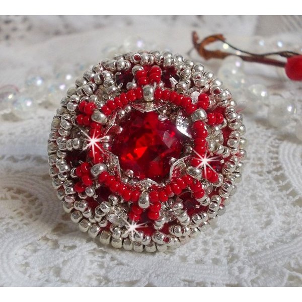Drigon Red ring brodert med en r&oslash;d Swarovski krystall cabochon, s&oslash;lv rammer og seed perler