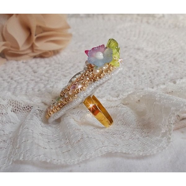Envol&eacute;e Fleurie ring brodert med en harpiks cabochon av Lucite blomster, perle perler og fr&oslash; perler