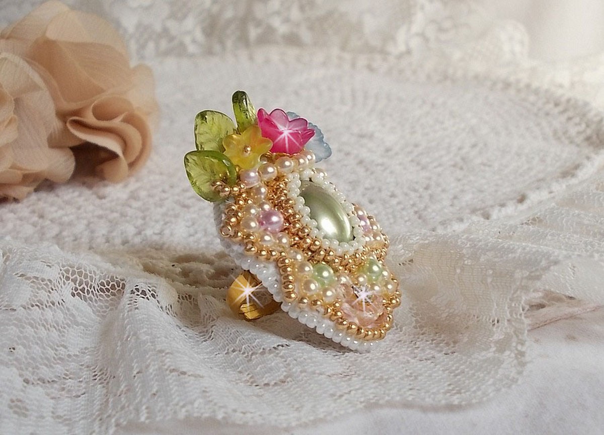 Envolée Fleurie ring brodert med en harpiks cabochon av Lucite blomster, perle perler og frø perler