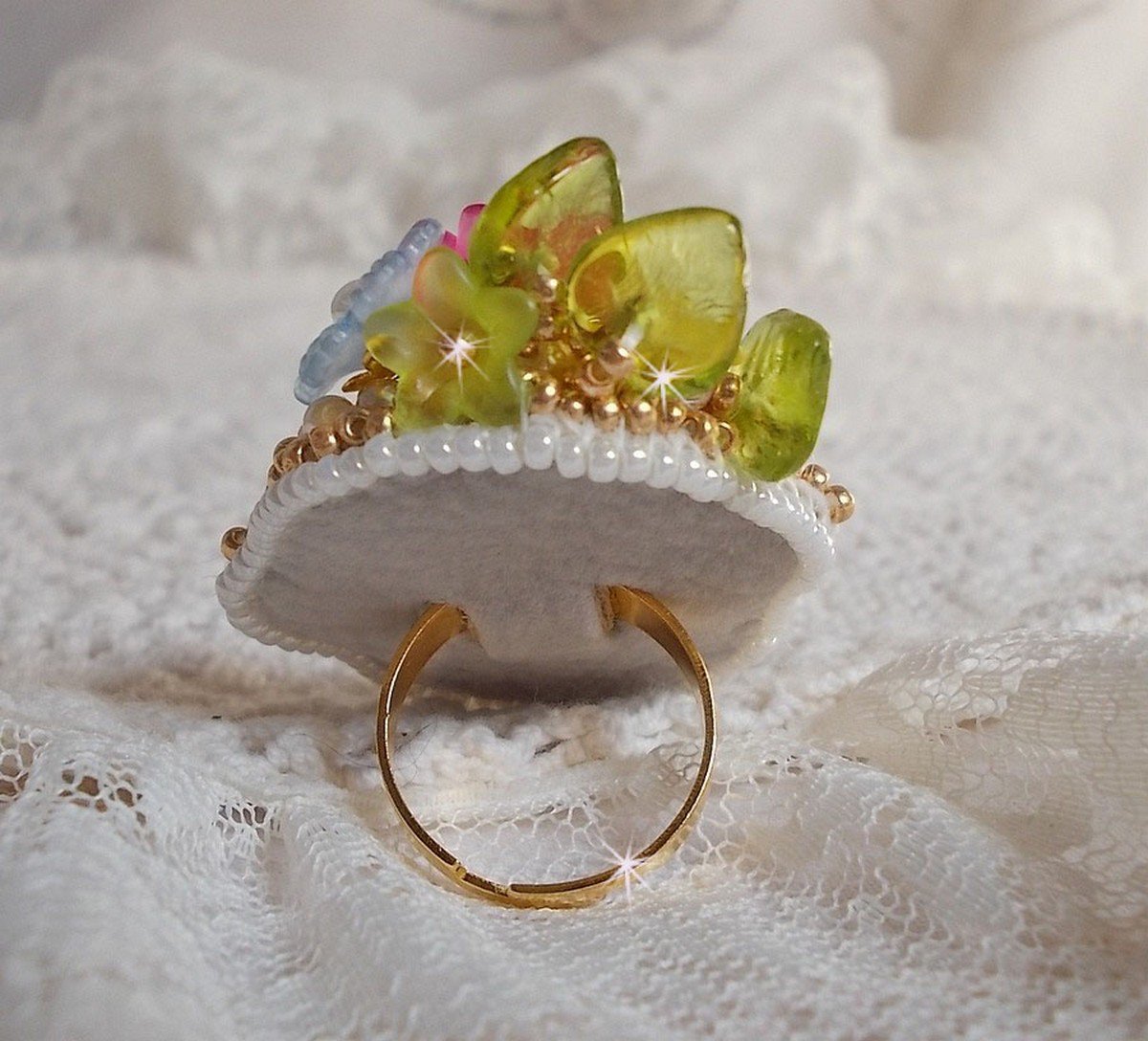 Envolée Fleurie ring brodert med en harpiks cabochon av Lucite blomster, perle perler og frø perler