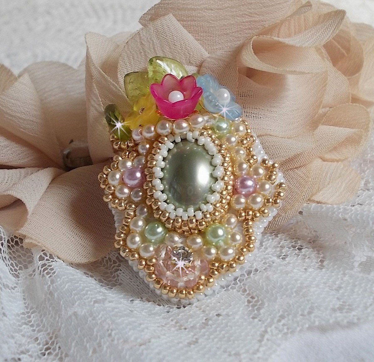 Envolée Fleurie ring brodert med en harpiks cabochon av Lucite blomster, perle perler og frø perler