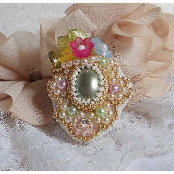 Envol&eacute;e Fleurie ring brodert med en harpiks cabochon av Lucite blomster, perle perler og fr&oslash; perler