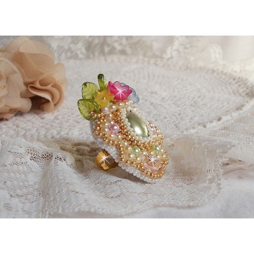 Envolée Fleurie ring brodert med en harpiks cabochon av Lucite blomster, perle perler og frø perler