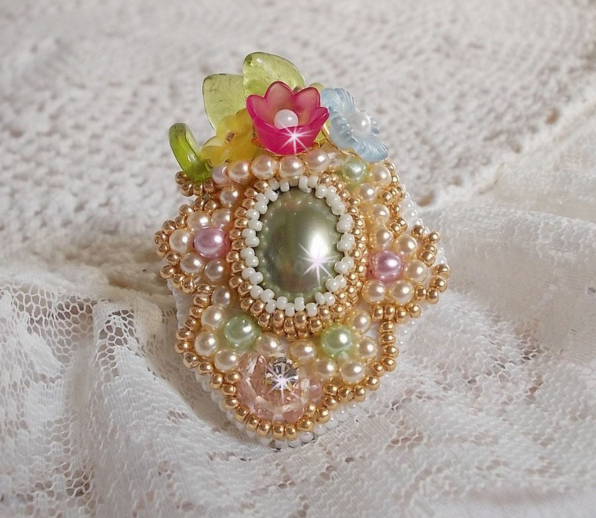 Envolée Fleurie ring brodert med en harpiks cabochon av Lucite blomster, perle perler og frø perler