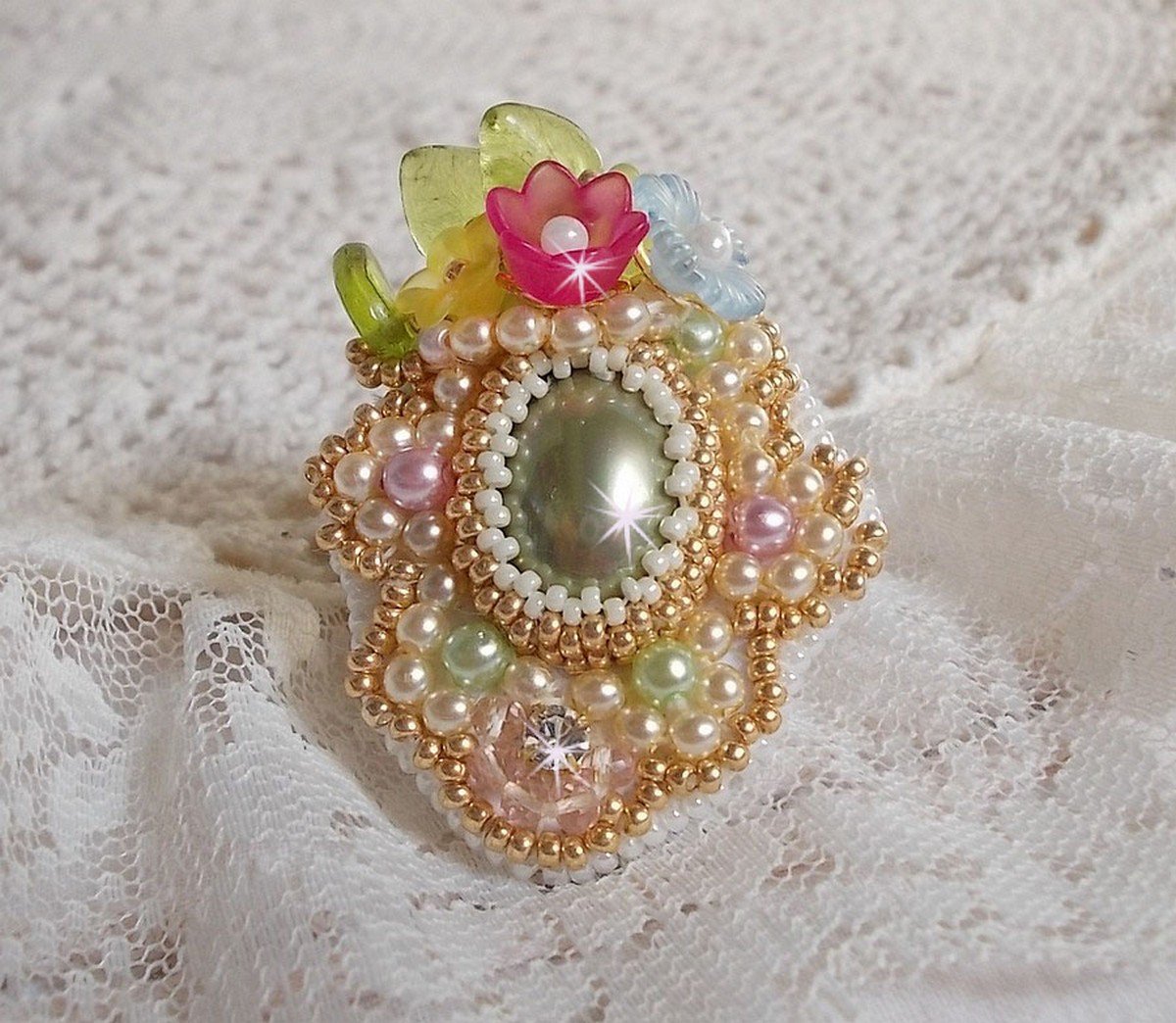 Envolée Fleurie ring brodert med en harpiks cabochon av Lucite blomster, perle perler og frø perler