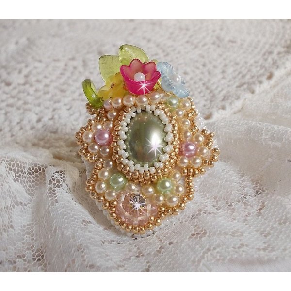Envol&eacute;e Fleurie ring brodert med en harpiks cabochon av Lucite blomster, perle perler og fr&oslash; perler