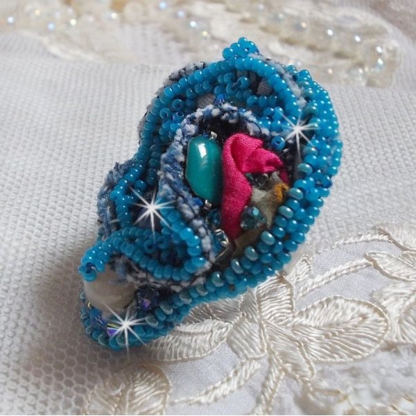 Far West ring i denim brodert med halvedelstener La Sodalite, Jade og andre perler