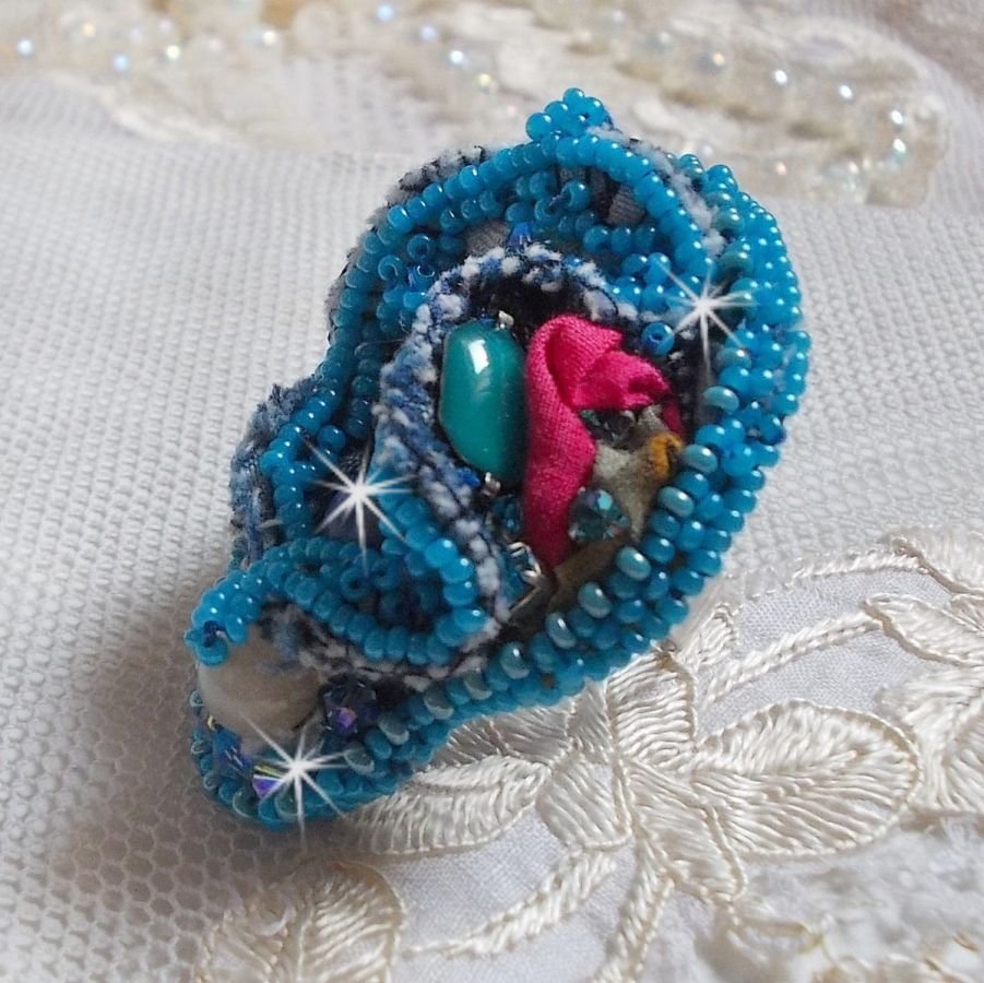 Far West ring i denim brodert med halvedelstener La Sodalite, Jade og andre perler