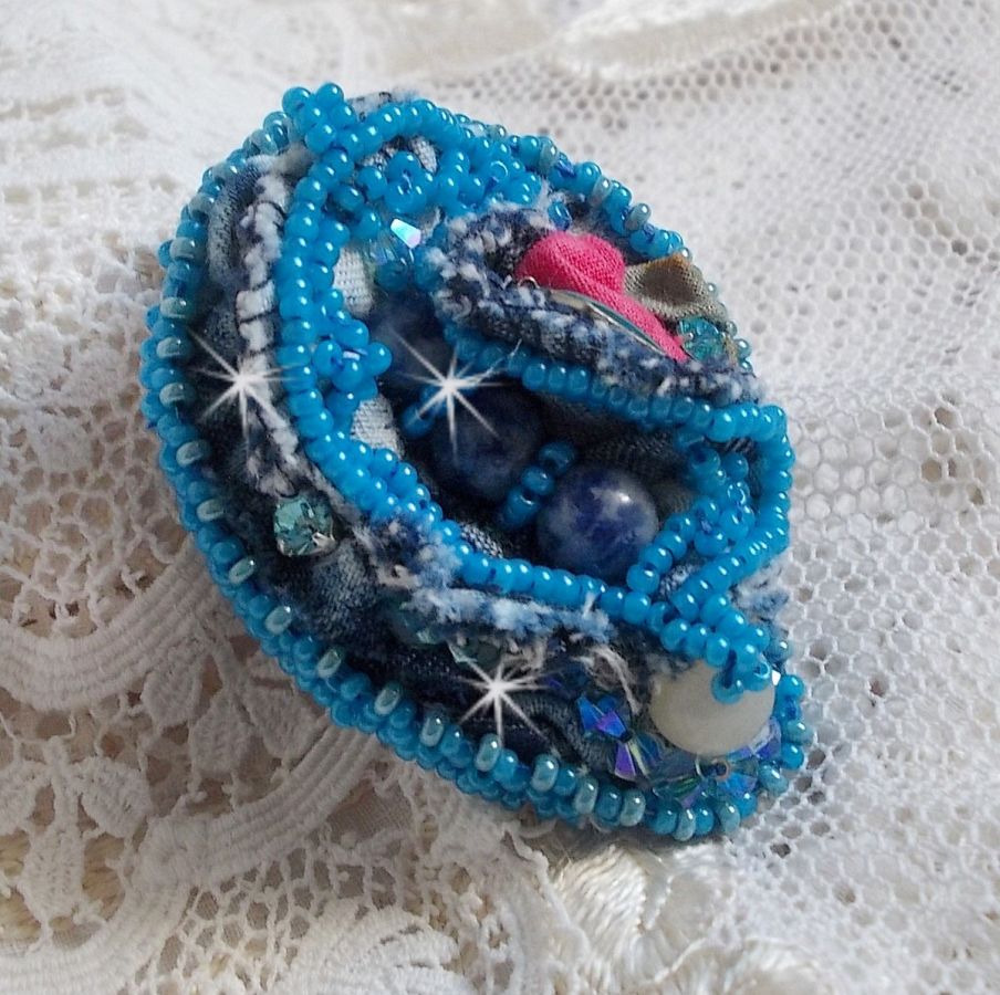Far West ring i denim brodert med halvedelstener La Sodalite, Jade og andre perler
