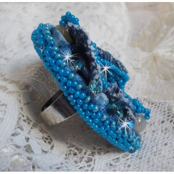 Far West ring i denim brodert med halvedelstener La Sodalite, Jade og andre perler