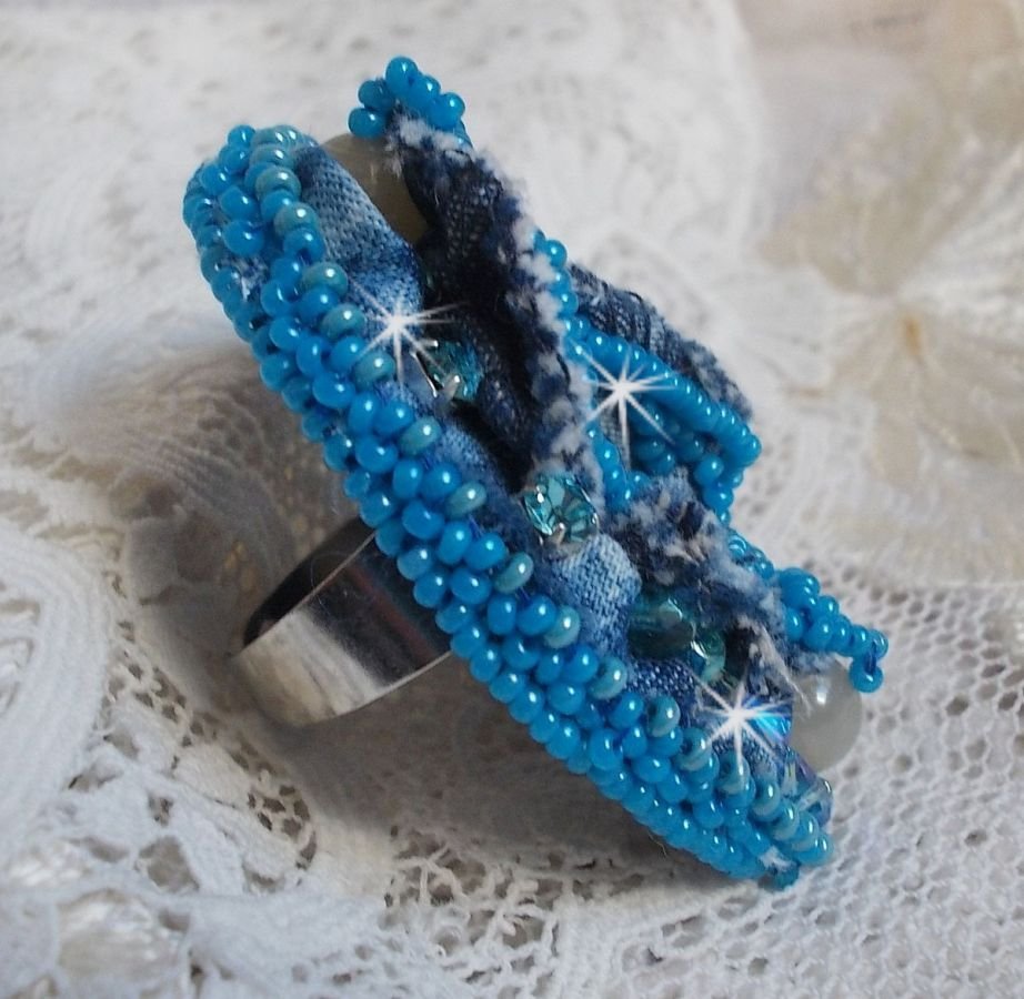 Far West ring i denim brodert med halvedelstener La Sodalite, Jade og andre perler