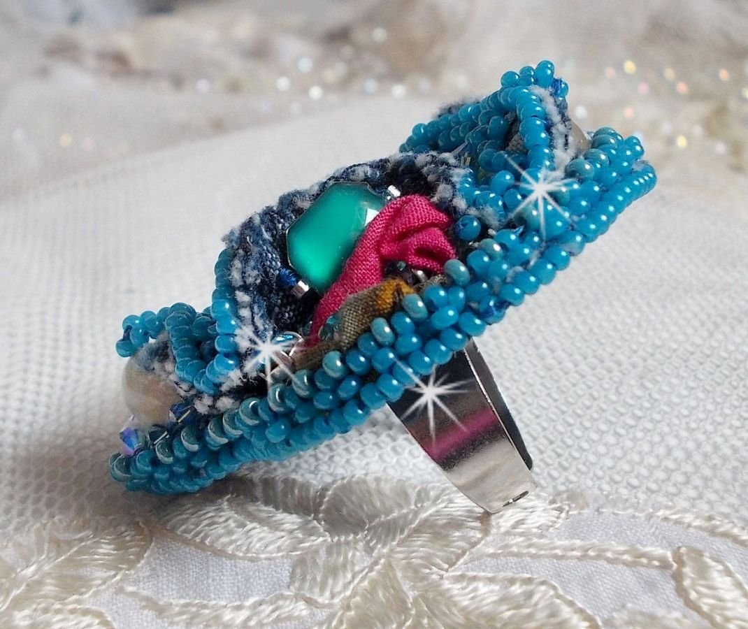 Far West ring i denim brodert med halvedelstener La Sodalite, Jade og andre perler