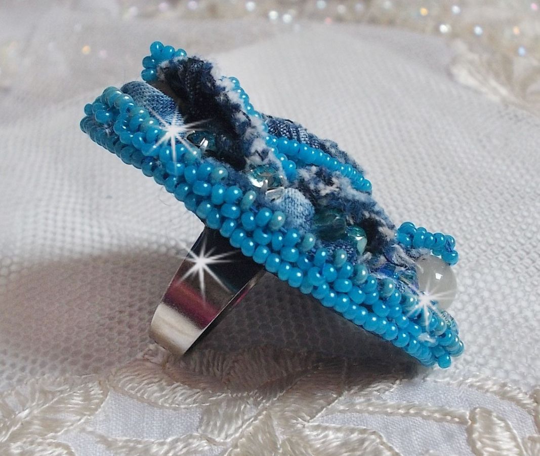 Far West ring i denim brodert med halvedelstener La Sodalite, Jade og andre perler