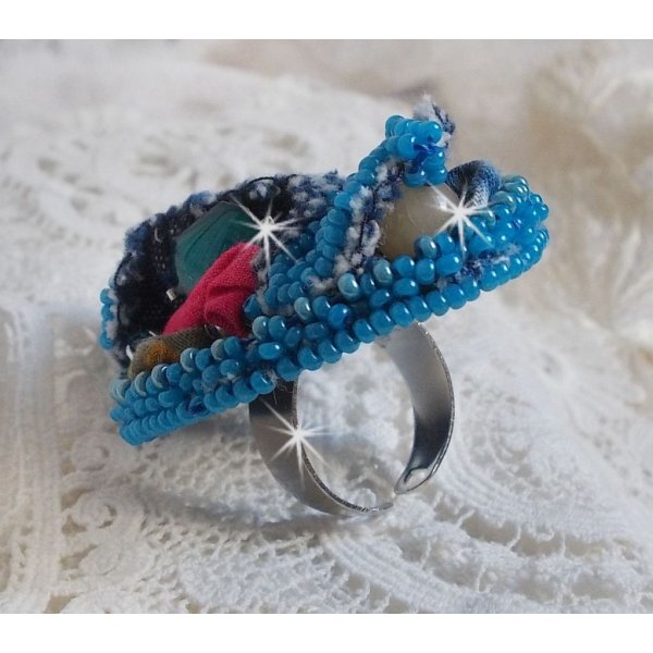 Far West ring i denim brodert med halvedelstener La Sodalite, Jade og andre perler