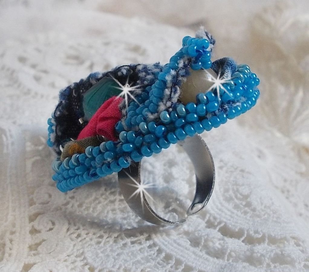 Far West ring i denim brodert med halvedelstener La Sodalite, Jade og andre perler