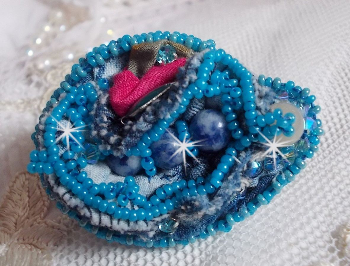 Far West ring i denim brodert med halvedelstener La Sodalite, Jade og andre perler