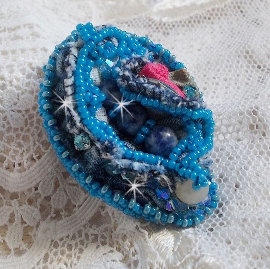 Far West ring i denim brodert med halvedelstener La Sodalite, Jade og andre perler