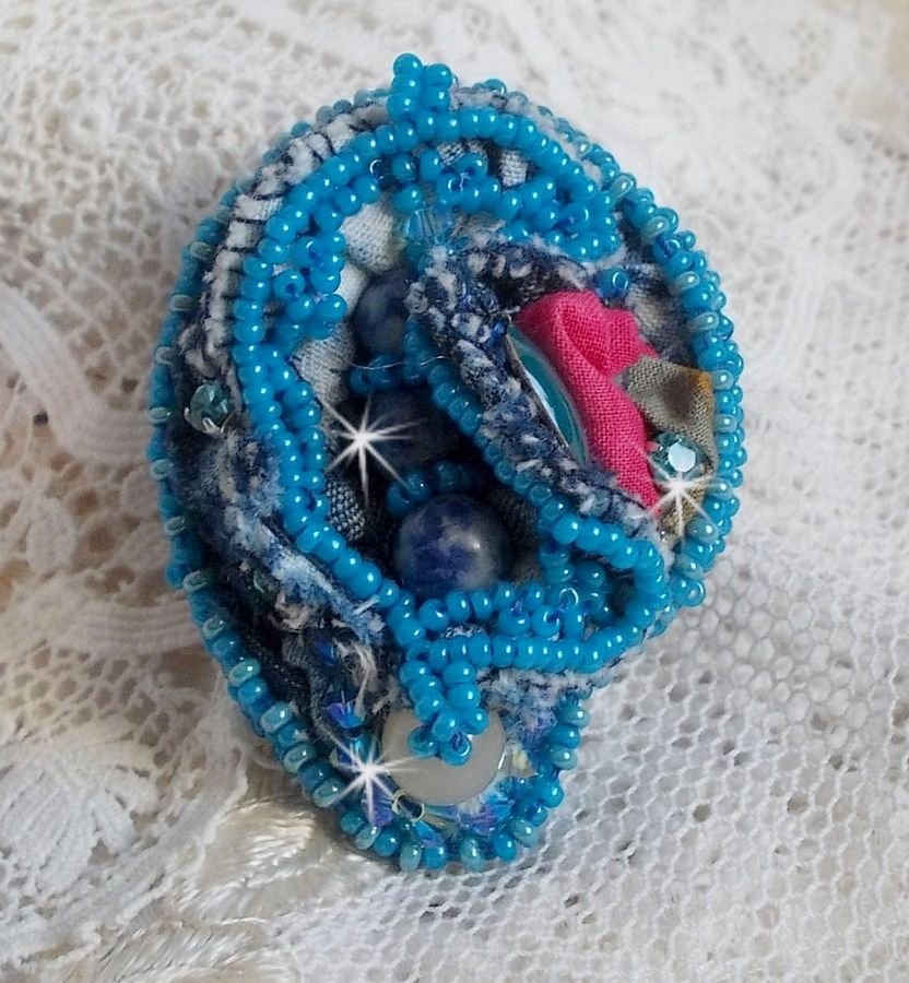 Far West ring i denim brodert med halvedelstener La Sodalite, Jade og andre perler