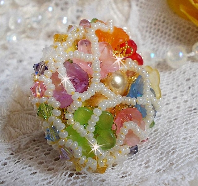 Bague Garden Flowers brod&eacute;e avec des cristaux de Swarovski, des fleurs Lucite et des rocailles