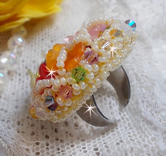 Bague Garden Flowers brod&eacute;e avec des cristaux de Swarovski, des fleurs Lucite et des rocailles
