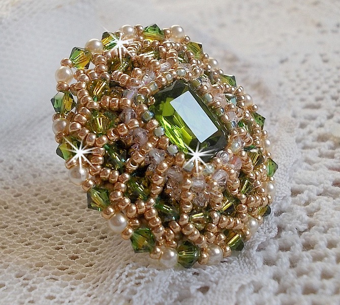 Garden Party-ring brodert med en bohemsk krystallcabochon fra 1960-tallet, Swarovski-krystaller, perleperler og fr&oslash;perler 