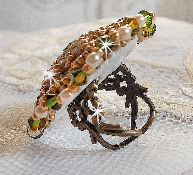 Garden Party-ring brodert med en bohemsk krystallcabochon fra 1960-tallet, Swarovski-krystaller, perleperler og fr&oslash;perler 