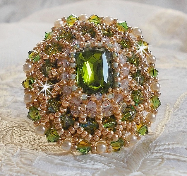 Garden Party-ring brodert med en bohemsk krystallcabochon fra 1960-tallet, Swarovski-krystaller, perleperler og fr&oslash;perler 