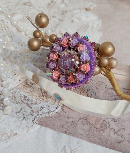 Glace lilla ring brodert med Swarovski-krystaller og harpiksroser