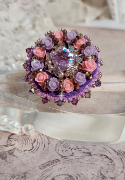 Glace lilla ring brodert med Swarovski-krystaller og harpiksroser