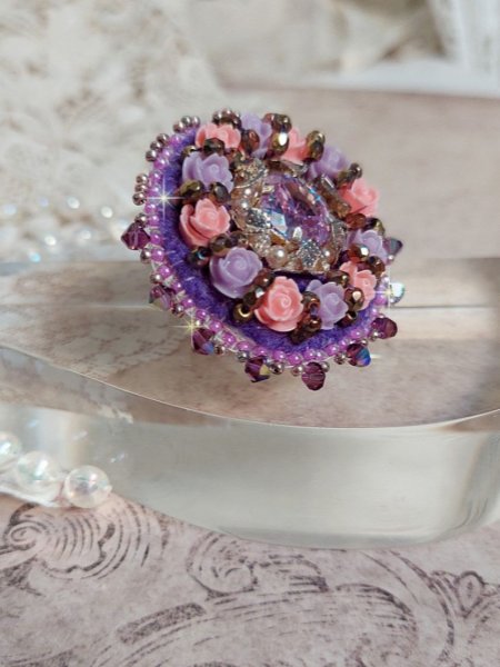 Glace lilla ring brodert med Swarovski-krystaller og harpiksroser