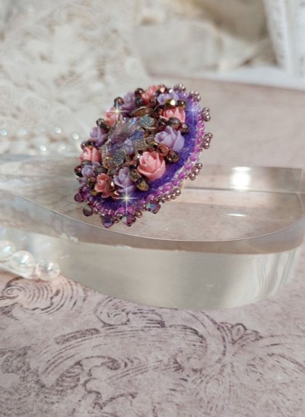Glace lilla ring brodert med Swarovski-krystaller og harpiksroser