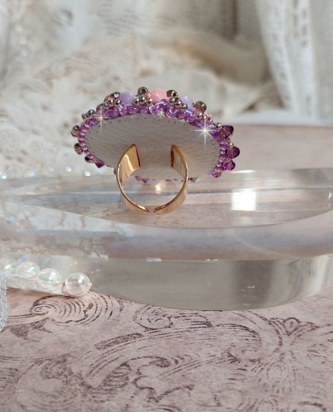 Glace lilla ring brodert med Swarovski-krystaller og harpiksroser