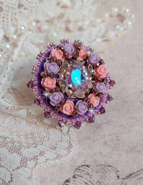 Glace lilla ring brodert med Swarovski-krystaller og harpiksroser