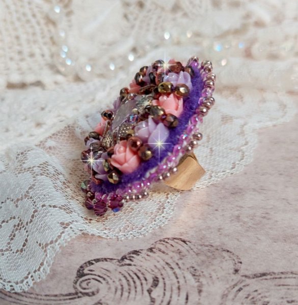Glace lilla ring brodert med Swarovski-krystaller og harpiksroser