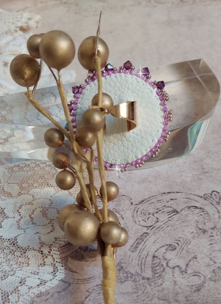 Glace lilla ring brodert med Swarovski-krystaller og harpiksroser