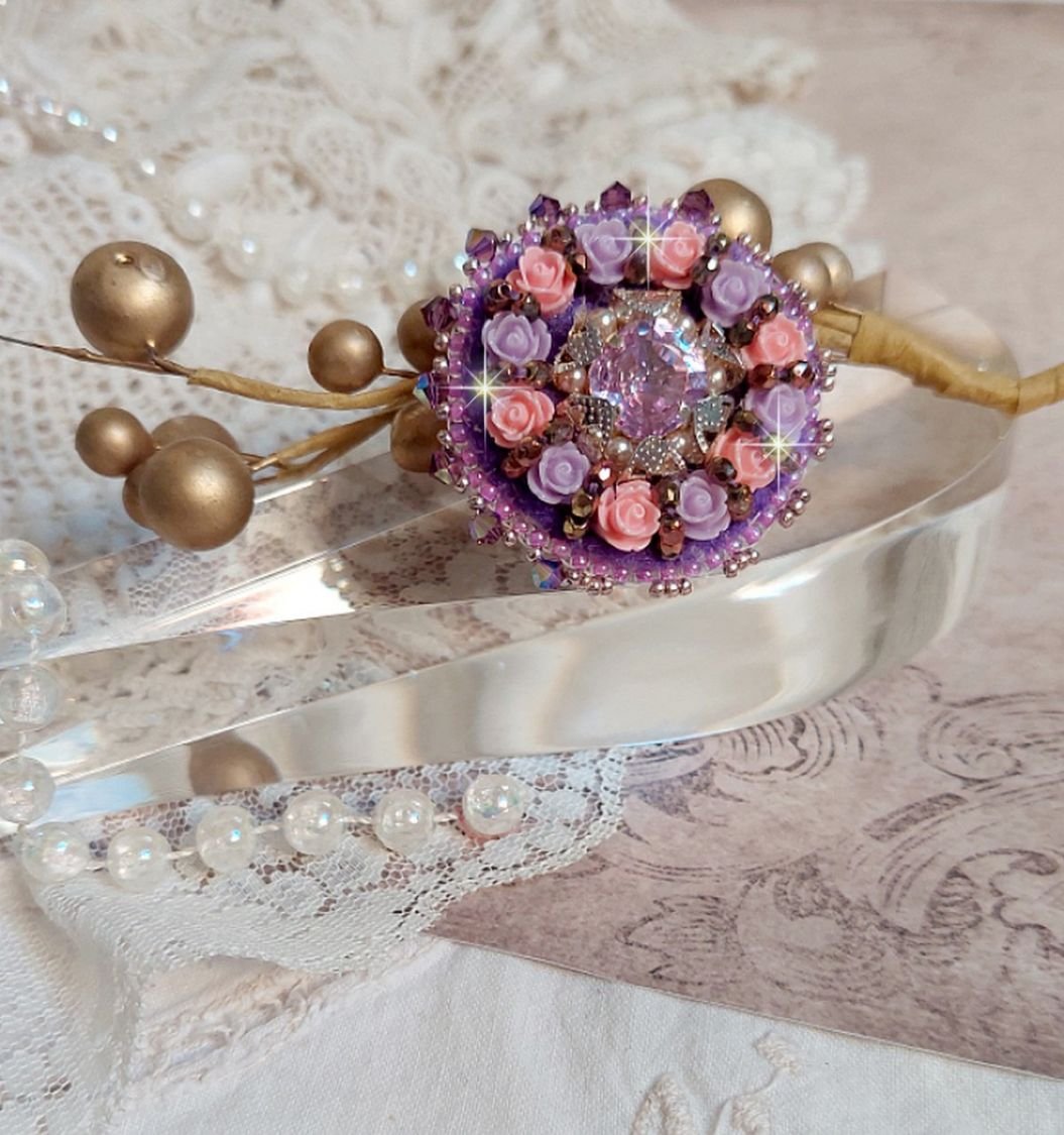 Glace lilla ring brodert med Swarovski-krystaller og harpiksroser