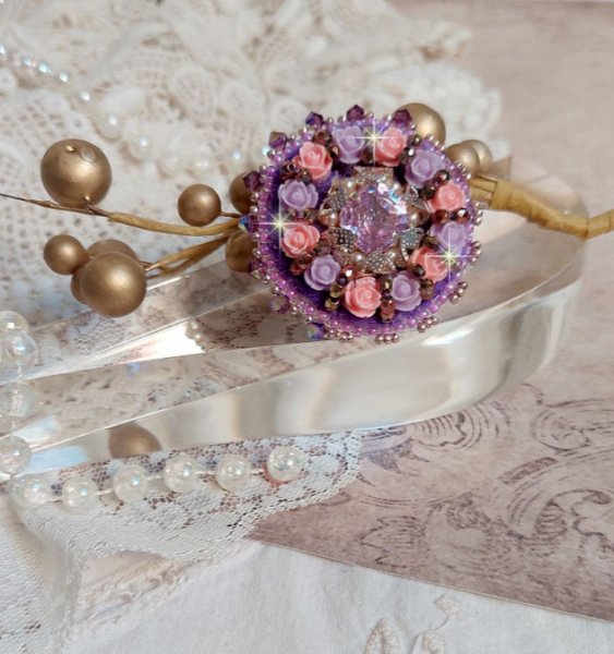 Glace lilla ring brodert med Swarovski-krystaller og harpiksroser