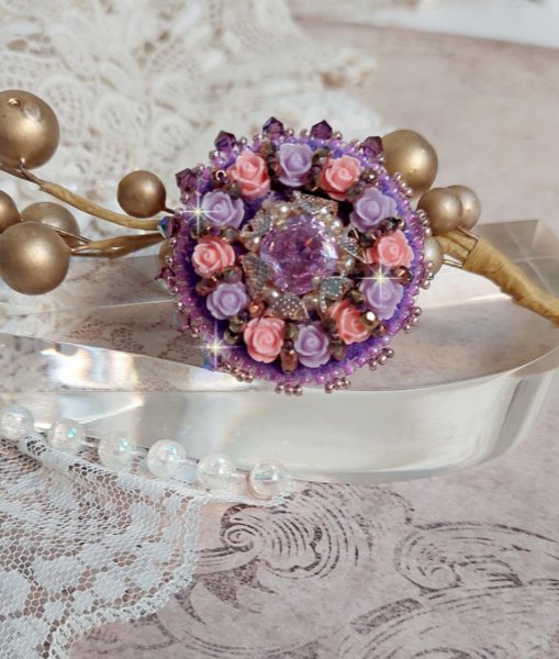Glace lilla ring brodert med Swarovski-krystaller og harpiksroser
